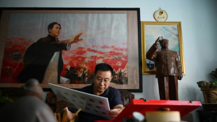 Badges, bustes et bibelots: ces Chinois fans de "culture rouge" de l'ère Mao