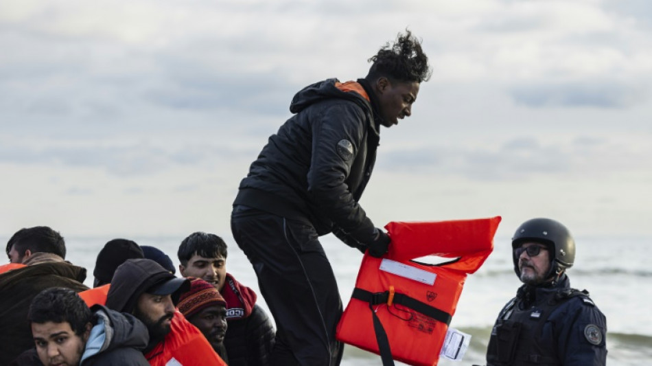 Lacrymo, rage et larmes de désespoir pour les migrants sur une plage de Gravelines