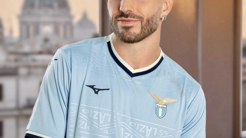 Calcio: la Lazio svela maglia "home" per la stagione 2024-'25