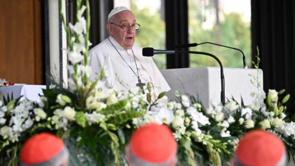 El papa visita santuario de Fátima, acogido por una multitud de fieles