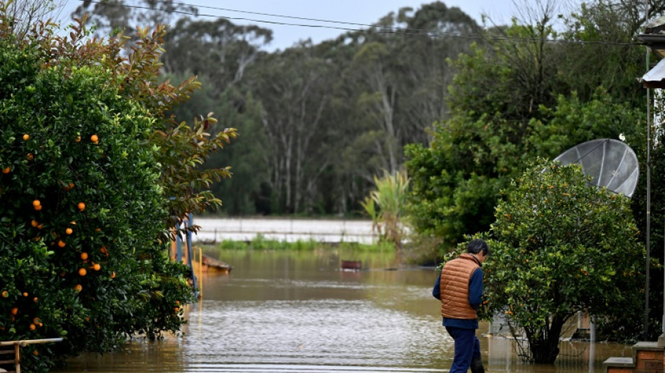 Miles de personas más huyen mientras las inundaciones en Sídney avanzan al norte