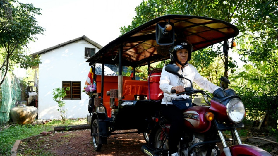 Las conductoras de "tuk tuk" en Camboya desafían los prejuicios