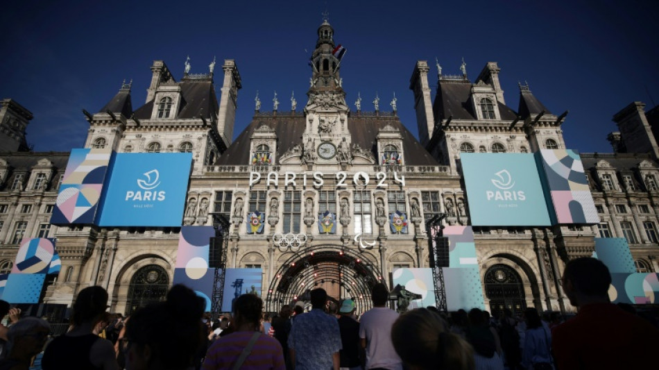 Vítimas de violência têm espaço para ajuda na 'fan zone' olímpica em Paris