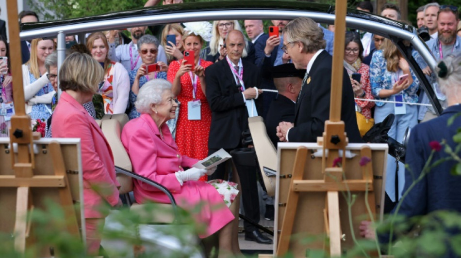 La reina Isabel II visita el Chelsea Flower Show 