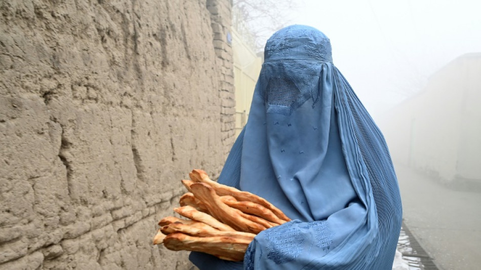 Reparto de pan para contener el hambre en Kabul