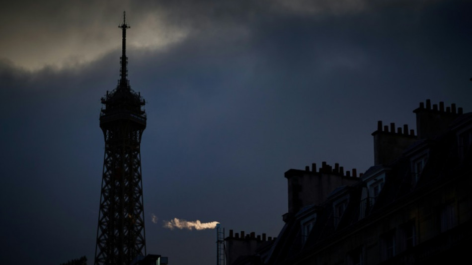 Greve mantém Torre Eiffel fechada na manhã de sábado