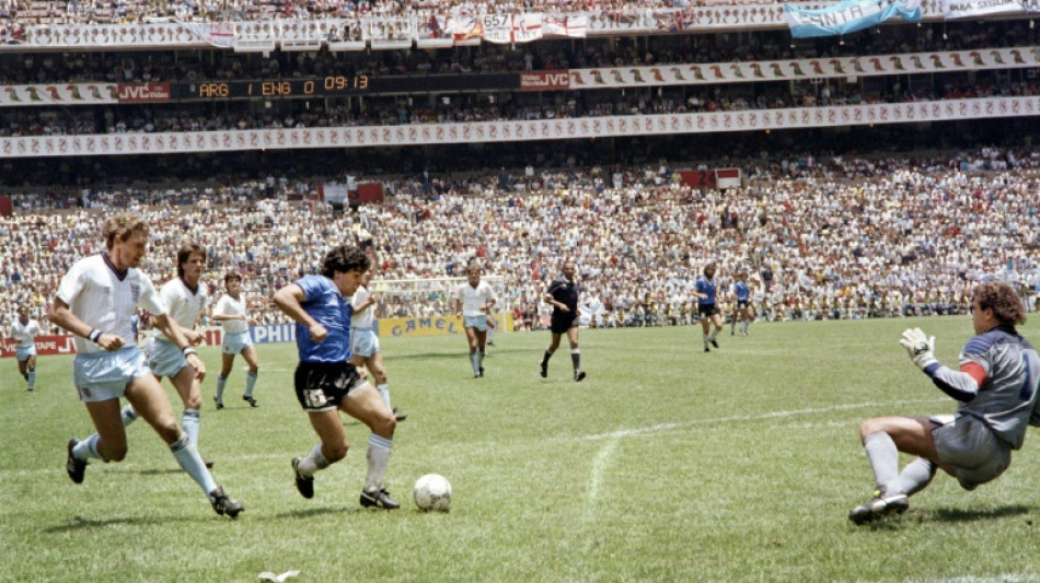 Maradona: le ballon touché par la "main de Dieu" aux enchères