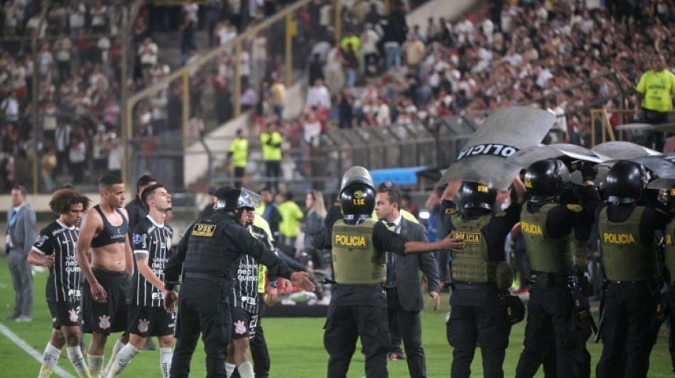 Preparador físico do Universitario, detido em jogo contra o Corinthians, nega ser racista