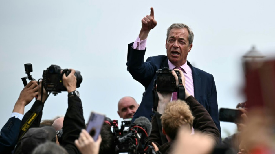 Législatives britanniques: Farage lance sa campagne avant le débat Sunak/Starmer