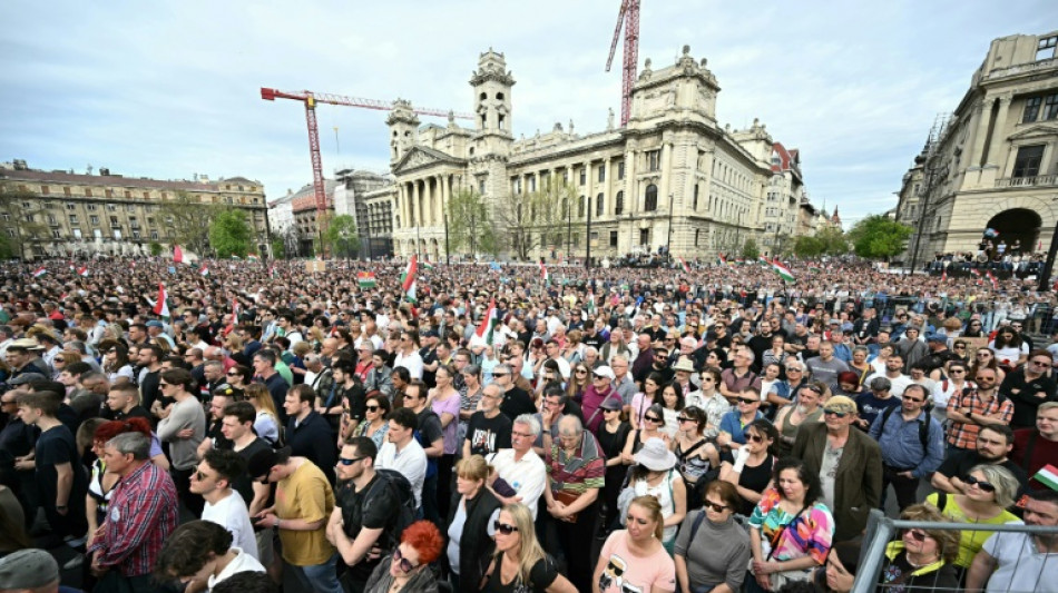 Milhares de pessoas protestam na Hungria contra o governo de Orbán