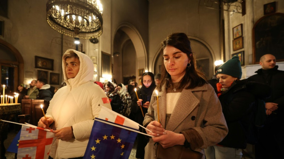 Géorgie: des milliers de manifestants devant le Parlement pour le Noël orthodoxe