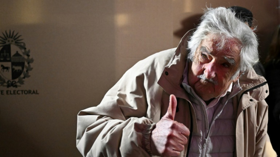 Mujica vive "momento más difícil" de terapia por cáncer, afirma su esposa