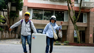 A Hualien, épicentre du séisme à Taïwan, des habitants récupèrent les restes d'une vie