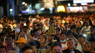 Thousands of Filipinos march in reverence of Catholic icon