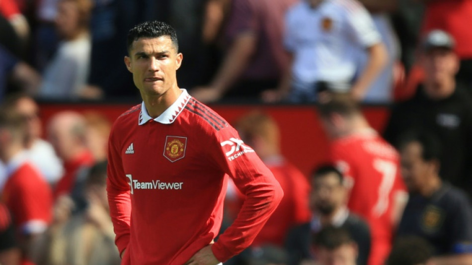 Policía llama al orden a Ronaldo por golpear al teléfono de un aficionado