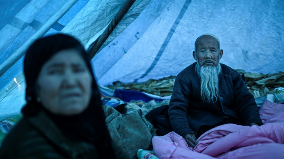 Sobreviventes do terremoto na China enfrentam frio glacial