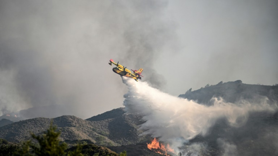 La Grèce toujours écrasée sous une chaleur caniculaire, aux prises avec des incendies