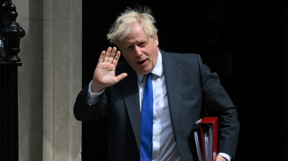 De plus en plus isolé, Boris Johnson se bat pour sa survie