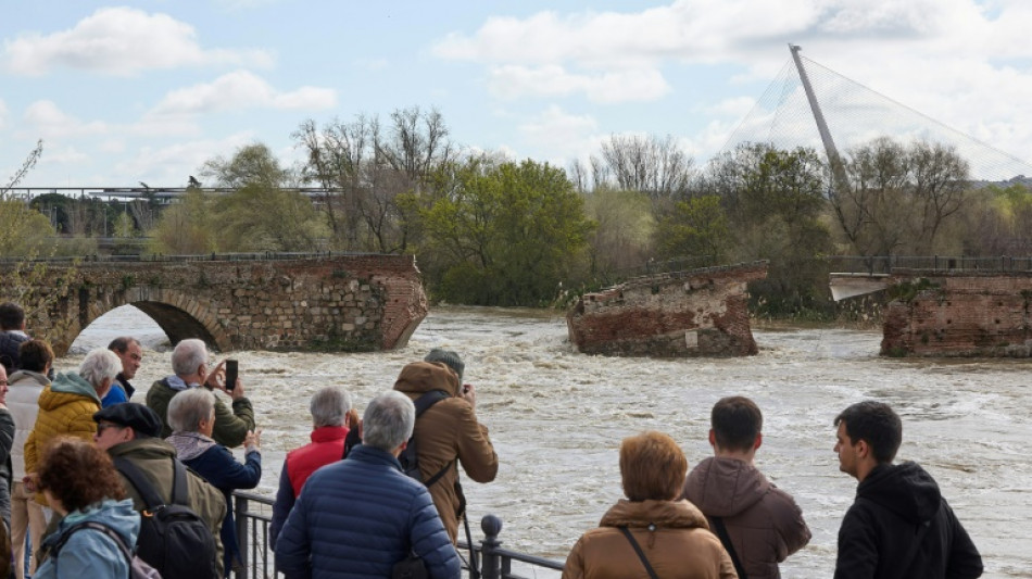 La crecida del río Tajo arrastra parte del puente romano de la ciudad española de Talavera