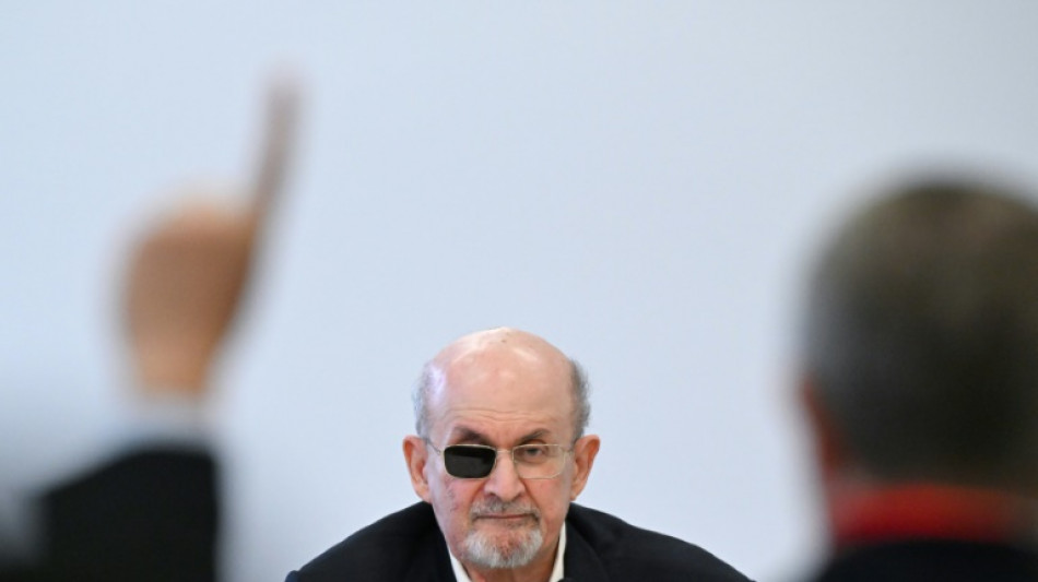 "Me estaba muriendo", escritor Salman Rushdie declara en juicio a su supuesto agresor en EEUU