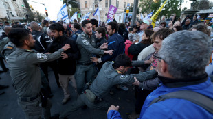 Tafferugli manifestanti-agenti davanti a casa di Netanyahu