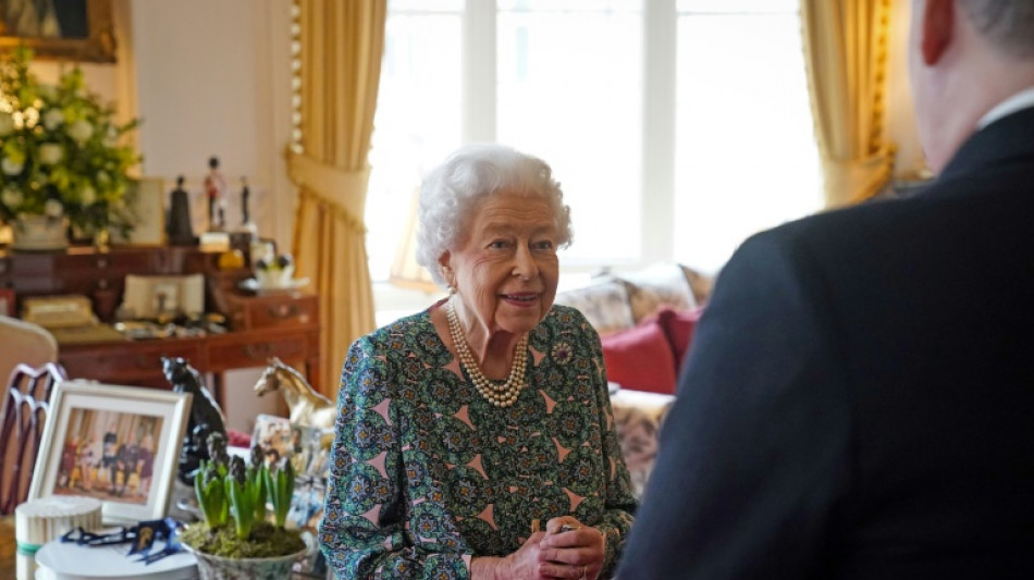 Isabel II reconoce que le cuesta "moverse"