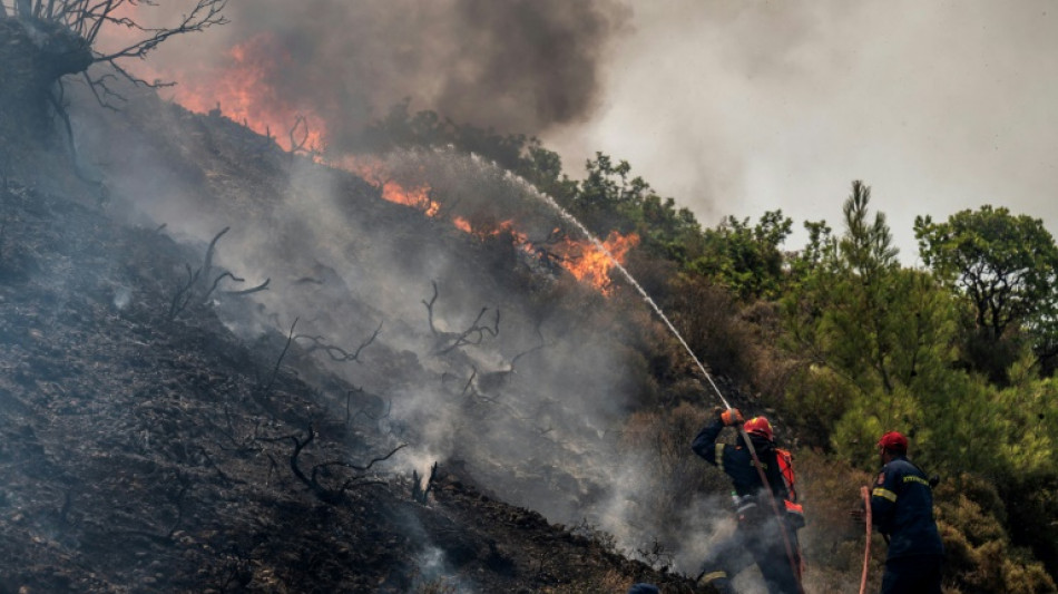 Termômetros voltam a subir na Grécia, onde o fogo arrasa ilhas turísticas