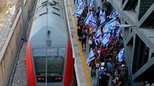 Miles de israelíes bloquean estaciones y carreteras contra la reforma judicial