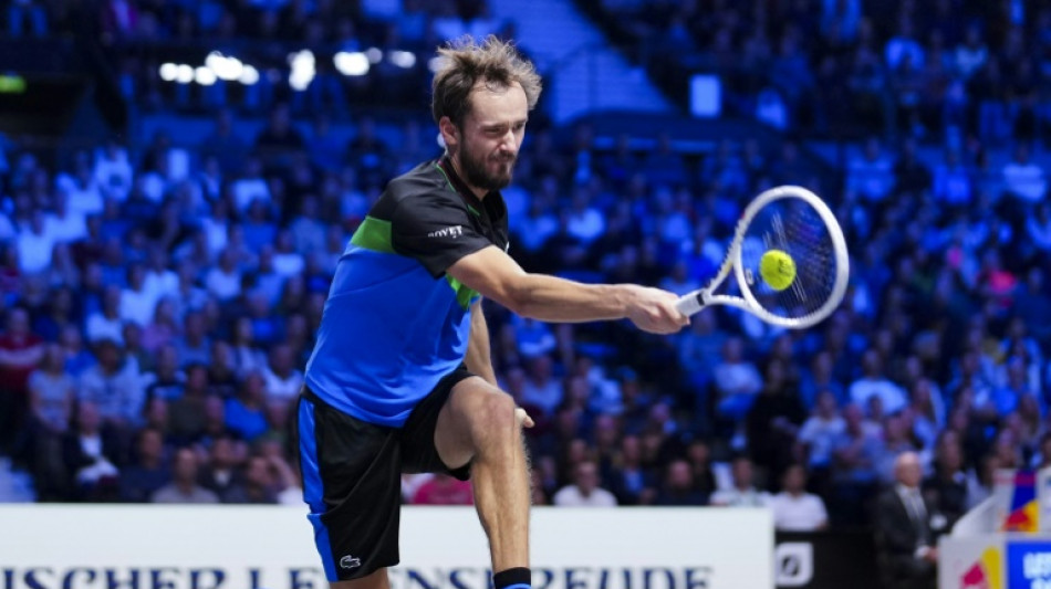 Medvedev vence Tsitsipas e enfrentará Sinner na final do ATP 500 de Viena