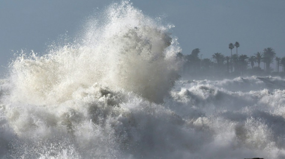 Des vagues géantes s'écrasent sur la côte ouest américaine