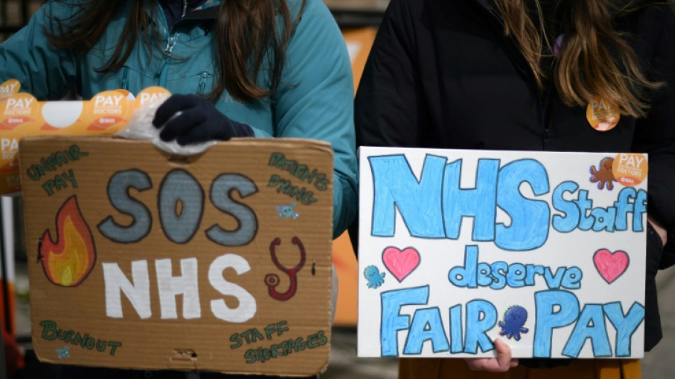 Hospital doctors in England start new strike over pay