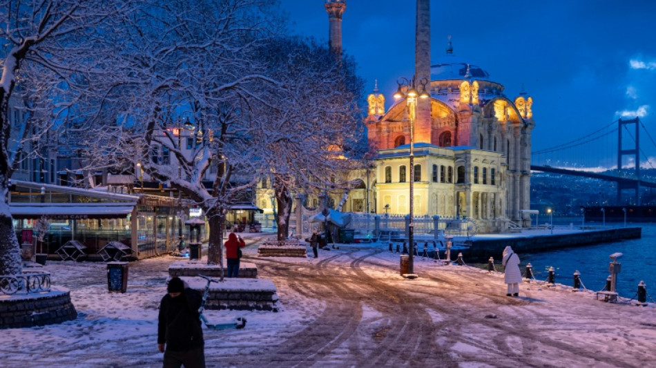 Regreso a la normalidad en Estambul tras abundantes nevadas, Atenas sigue paralizada