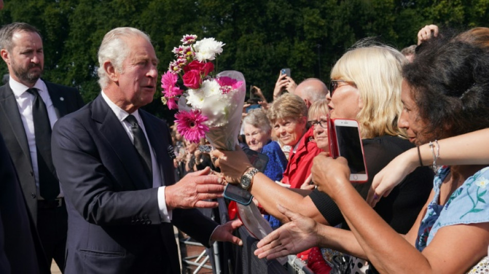 "God save the King": la foule acclame Charles III, tout juste proclamé roi