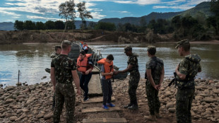 Pasarelas flotantes: la nueva rutina de los afectados por las inundaciones en Brasil