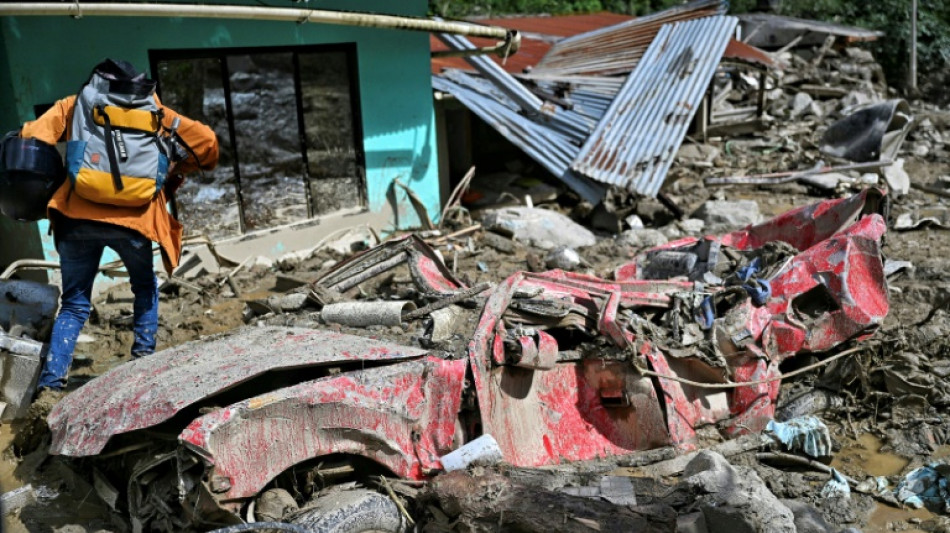 Heavy rains thwart rescue effort after Colombian landslide 