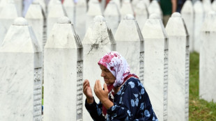 Bósnios recordam o genocídio de Srebrenica