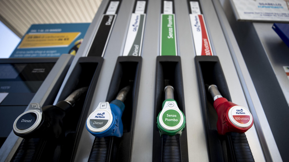 In lieve calo la benzina, al self service a 1,882 euro