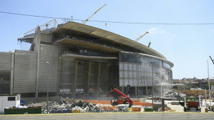 Unos obreros del nuevo Camp Nou se enzarzan en una pelea multitudinaria