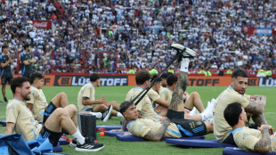 Una multitud disfruta de un amistoso benéfico de Argentina, previo al duelo ante Brasil