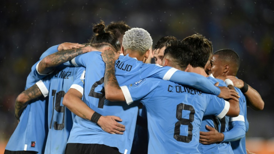 Uruguai bate Bolívia (3-0) em casa na volta de Suárez e é líder provisório das Eliminatórias