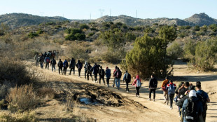 Acampamento no deserto é 'nova realidade' para migrantes na fronteira dos EUA