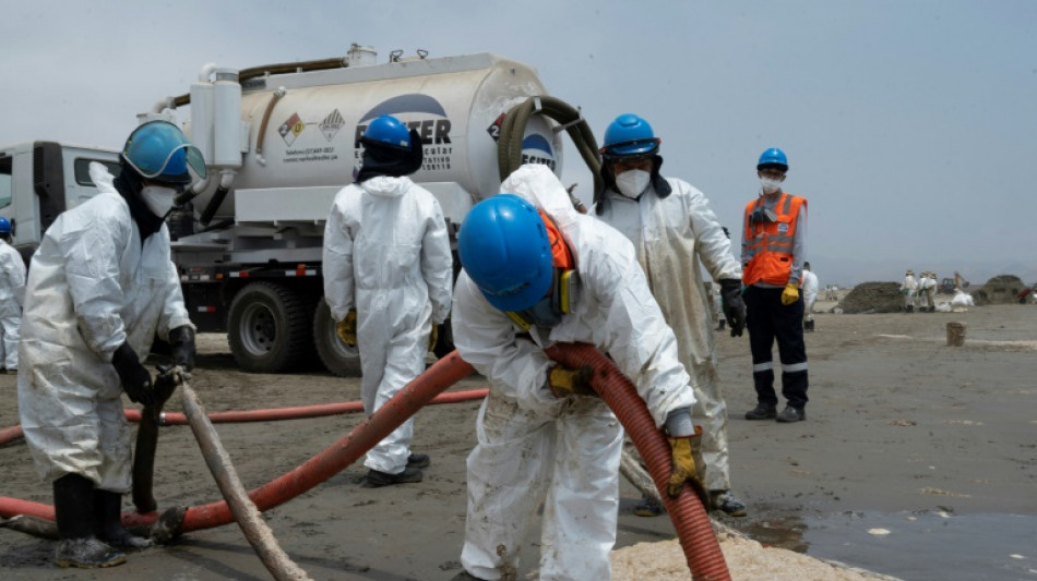 Perú reclutará a voluntarios para limpiar el crudo derramado en las playas