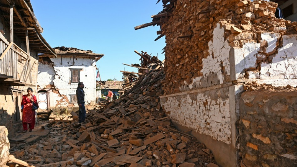 Más de 130 muertos por un sismo en Nepal