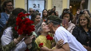 Multidão comemora os 50 anos da Revolução dos Cravos