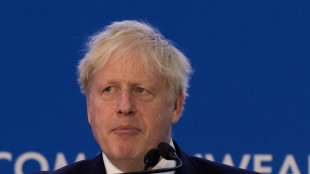 Boris Johnson humilié mais déterminé à "continuer" après des défaites électorales