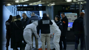 Tres heridos en ataque con arma blanca en París, la policía descarta un "acto terrorista"