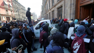 Manifestantes derrubam porta do palácio presidencial no México