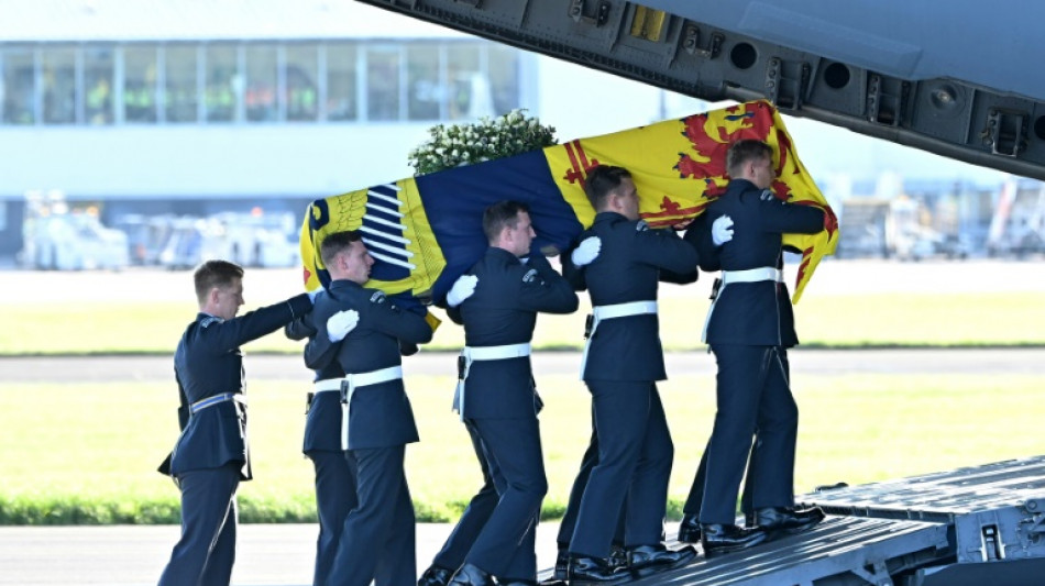 Queen leaves Scotland for final time, bound for London