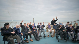 "Ce sont tous des héros", 80 ans après, des vétérans britanniques traversent la Manche sous les acclamations