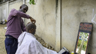 Sur les trottoirs de Kinshasa, les coiffeurs à la "Gillette"